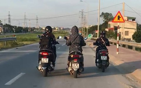 3 'nữ ninja' chạy xe máy dàn hàng ngang 'buôn chuyện' hàng cây số