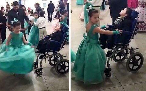 Chị gái khiêu vũ cùng em trai ngồi xe lăn trong ngày tốt nghiệp