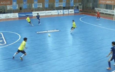 Cầu thủ Hàn Quốc nhận kết siêu đắng vì đạp đối thủ văng ra biên
