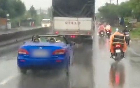 Lexus mui trần đội mưa chạy trên đường