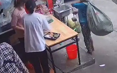 Cô ve chai mua 5000 cơm trắng, chủ không lấy tiền còn tặng suất cơm