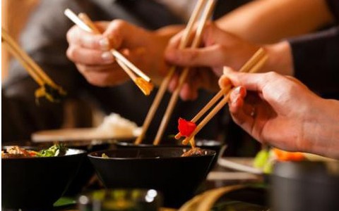 Gắp thức ăn cho người, coi chừng gắp luôn mầm gây ung thư dạ dày