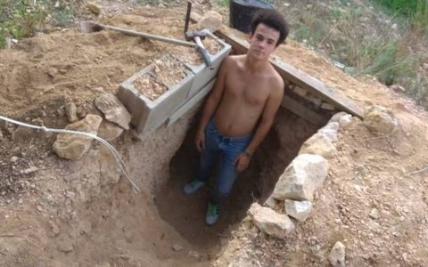 Tự ái vì bị mẹ mắng, con trai dành sáu năm thanh xuân đào hầm
