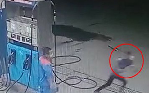 Nam nhân viên ngán ngẩm với thanh niên cướp 2 chai xăng