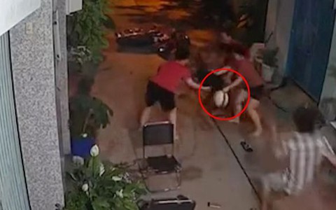 Bị người phụ nữ giằng co, tên cướp điện thoại vứt xe chạy lấy người