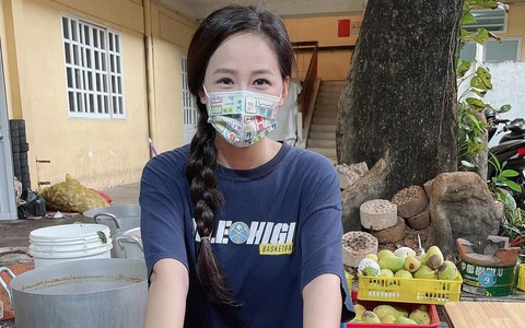 Mai Phương Thúy dậy sớm ‘đưa cơm’ cho y bác sĩ bệnh viện Nhiệt đới