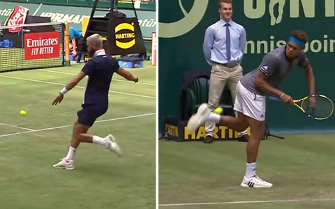 Hai tay vợt từ đánh tennis chuyển sang chơi bóng đá trên sân
