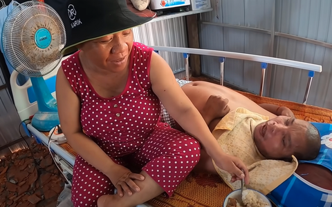 Cảm kích câu chuyện cổ tích 'chồng nhỏ' 8 năm chăm chồng cũ của vợ