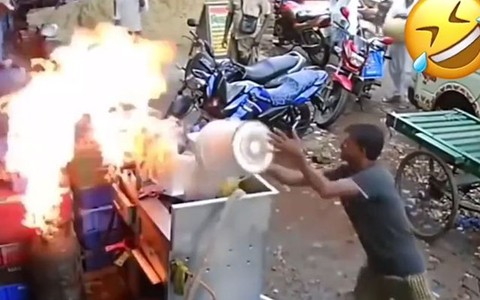 Người đàn ông bình tĩnh xử lý đám cháy giữa đám đông hỗn loạn