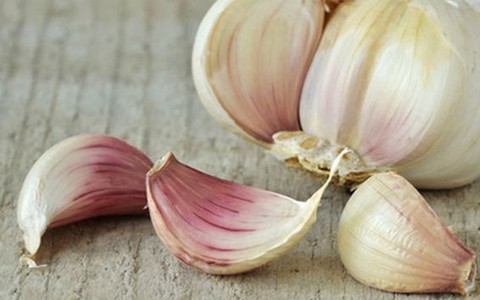 Cải thiện sắc đẹp khi lấy 2 miếng tỏi chà nhẹ lên lông mày