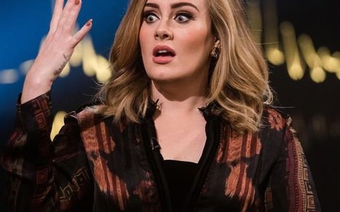 Adele thú nhận dùng tài khoản ảo đi chê ca sĩ khác