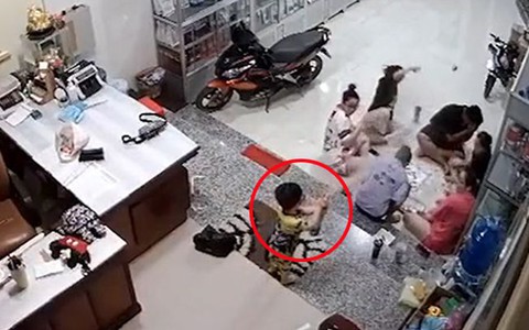 Cả nhà tụ tập chơi cờ bị bé trai xịt thuốc diệt côn trùng