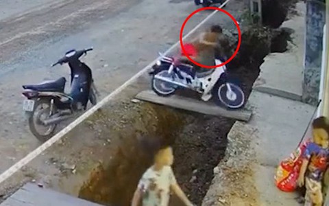 Chiếc xe máy hại chủ ngã xuống mương