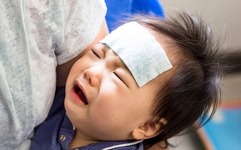 Tán paracetamol đắp trán trị sốt, và các kiểu dùng thuốc bó tay!