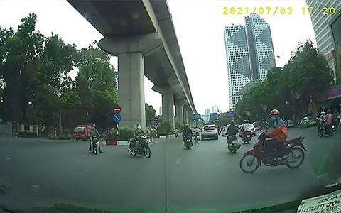Tài xế ôtô bẻ lái xuất thần tránh tai nạn trong gang tấc