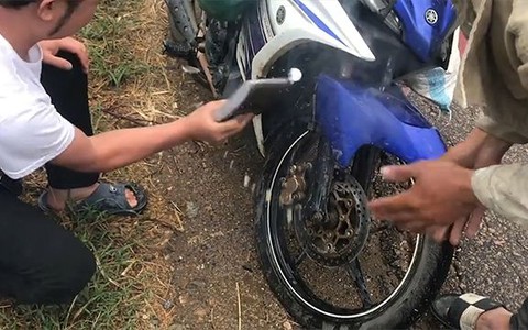 Tài xế giúp đỡ người đàn ông đi xe máy bị cháy mà không hay biết