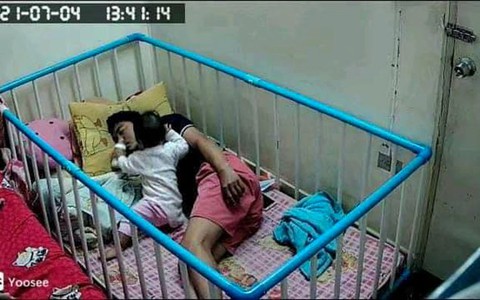 Ảnh vui 10/7: Bé trai 'nổi quạu' khi bú sữa bình