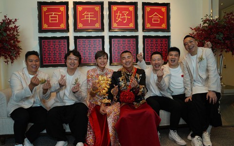 Sao Hong Kong đeo vàng 'nặng trĩu cổ' trong đám cưới