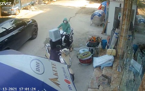 Cô gái hài hước đội giỏ lên đầu để 'chống covid'