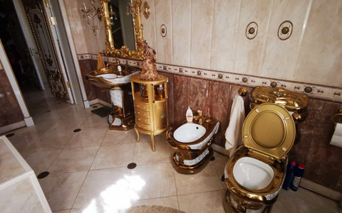 'Ngã ngửa' với toilet dát vàng trong nhà cảnh sát Nga