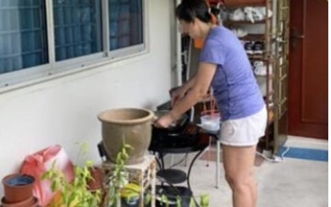 Người phụ nữ không cho shipper đi chung thang máy vì sợ nhiễm COVID