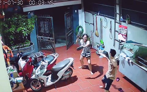 Cặp vợ chồng trẻ lầy lội lấy dép 'đi đường quyền' với nhau
