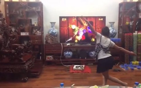 Cô gái 'đi đường quyền' chém trái cây trong tivi như phim