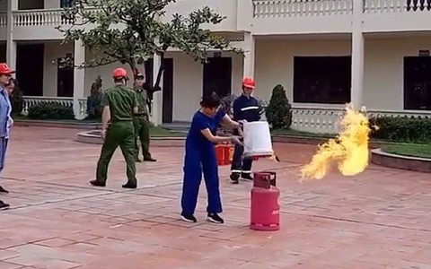 Cô gái dập lửa bình ga trong một nốt nhạc