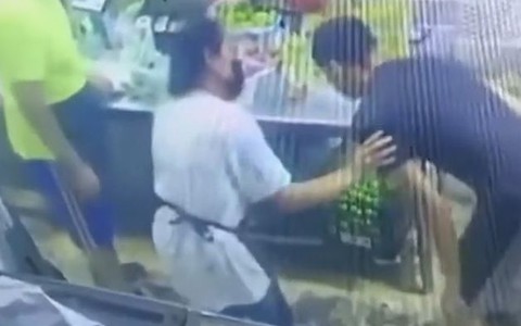 Chàng trai 'ăn nguyên cái sọt' vì tội đang làm giả vờ khó thở