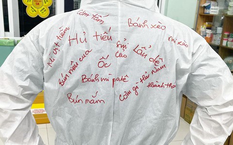 'Tấm lưng gợi cảm' của nam bác sĩ, ai nhìn cũng quay mặt vì...thèm!