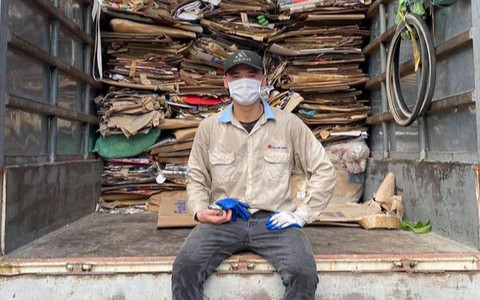 Tuyển thủ Việt Nam đi buôn đồng nát khiến CĐV thích thú