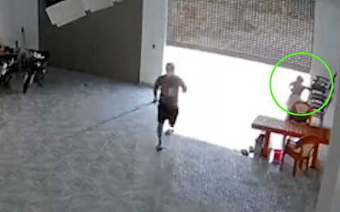 Chồng đi câu cá được vợ hỗ trợ 'tốc biến' vào nhà trốn công an