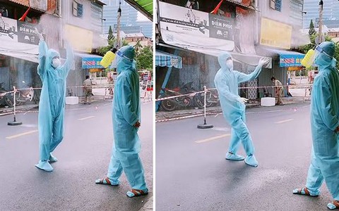 Nhân viên y tế nhảy múa cực dẻo khi khử trùng đồ bảo hộ