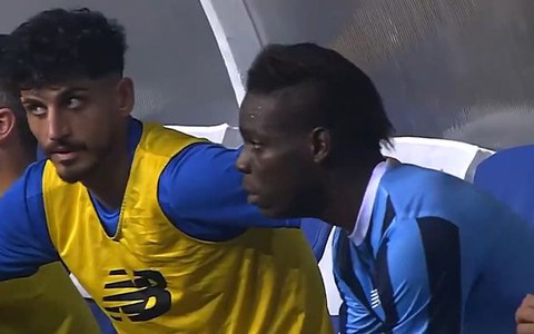 Mario Balotelli nổi đóa trút giận lên đồng đội khi bị HLV thay ra