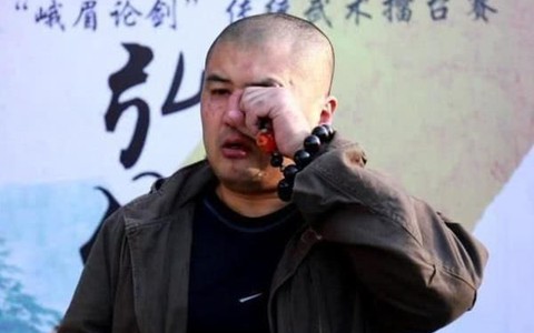 Cao thủ Thái Cực xài chiêu hạ lưu, cắn chỗ nhạy cảm đối thủ