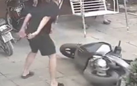 Chú chó làm đổ SH khi nhảy lên xe đòi đi chơi