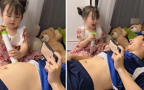 Bố làm trò mua vui khiến con gái cười khoái chí