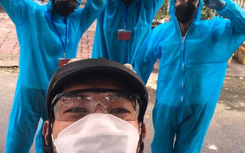 Nhóm thanh niên xăm trổ đi tình nguyện được khen 'dễ cưng ghê á'