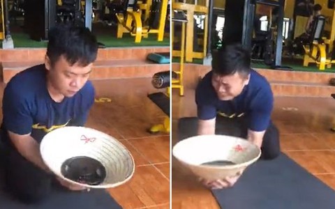 Chàng trai tập tạ kiểu ăn mày