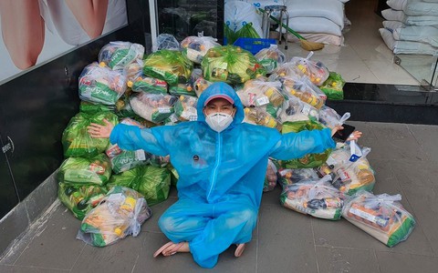 Phát hiện trao tặng nhầm gạo mốc, Việt Hương xử lý thế nào?