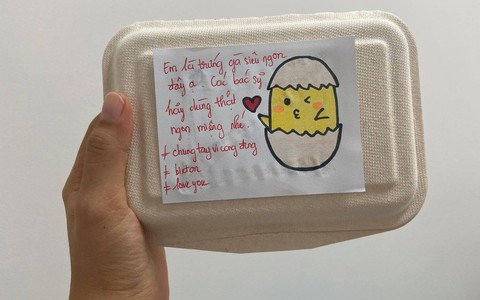 Hộp cơm nghĩa tình đầy ắp yêu thương gửi y bác sĩ chống dịch