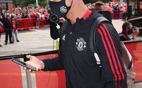 Ronaldo gây choáng khi xài điện thoại Trung Quốc đời cũ