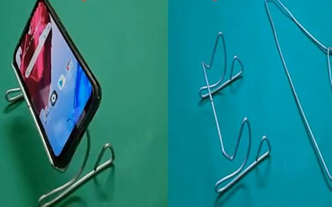 Mẹo dùng móc áo làm chân để điện thoại