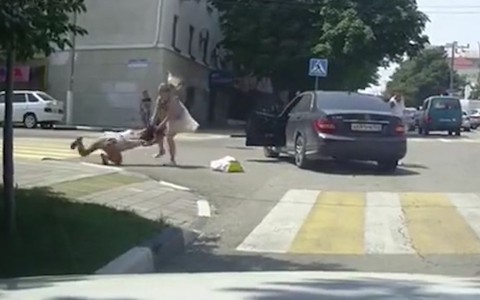 Cô gái quật ngã nữ tài xế Mercedes vì bị bóp còi khi sang đường