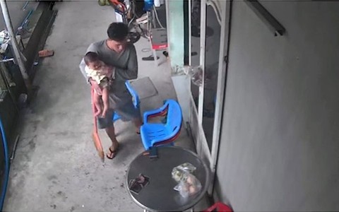 Ông bố bỉm sữa 'não cá vàng' tìm cây chổi đang cầm trên tay