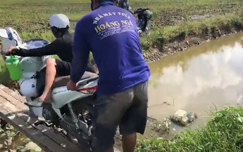 Chàng trai ngã nhào xuống mương do áp lực chạy xe máy mới
