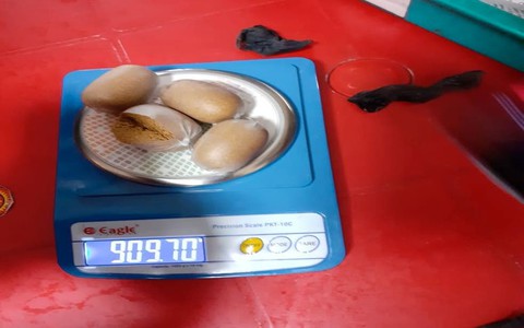 Giấu gần 1kg vàng trong ruột để qua mặt an ninh sân bay
