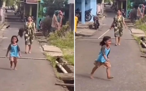 Bé gái ham chơi vừa chạy vừa khóc vì bị mẹ cầm chổi gọi về