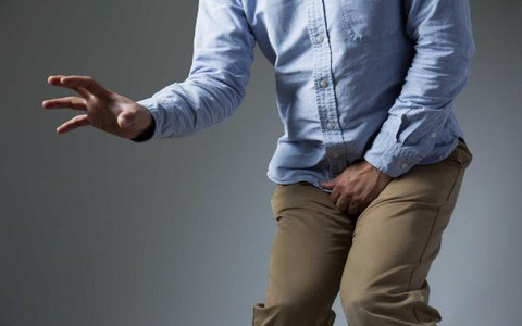 Vận động mạnh thì bị rịn nước tiểu, di chứng của bệnh phong tình?