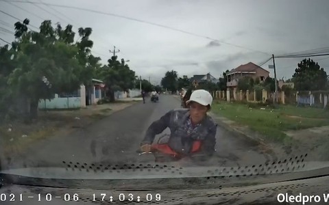 Thấy thanh niên say xỉn, tài xế ôtô dừng lại vẫn bị tông